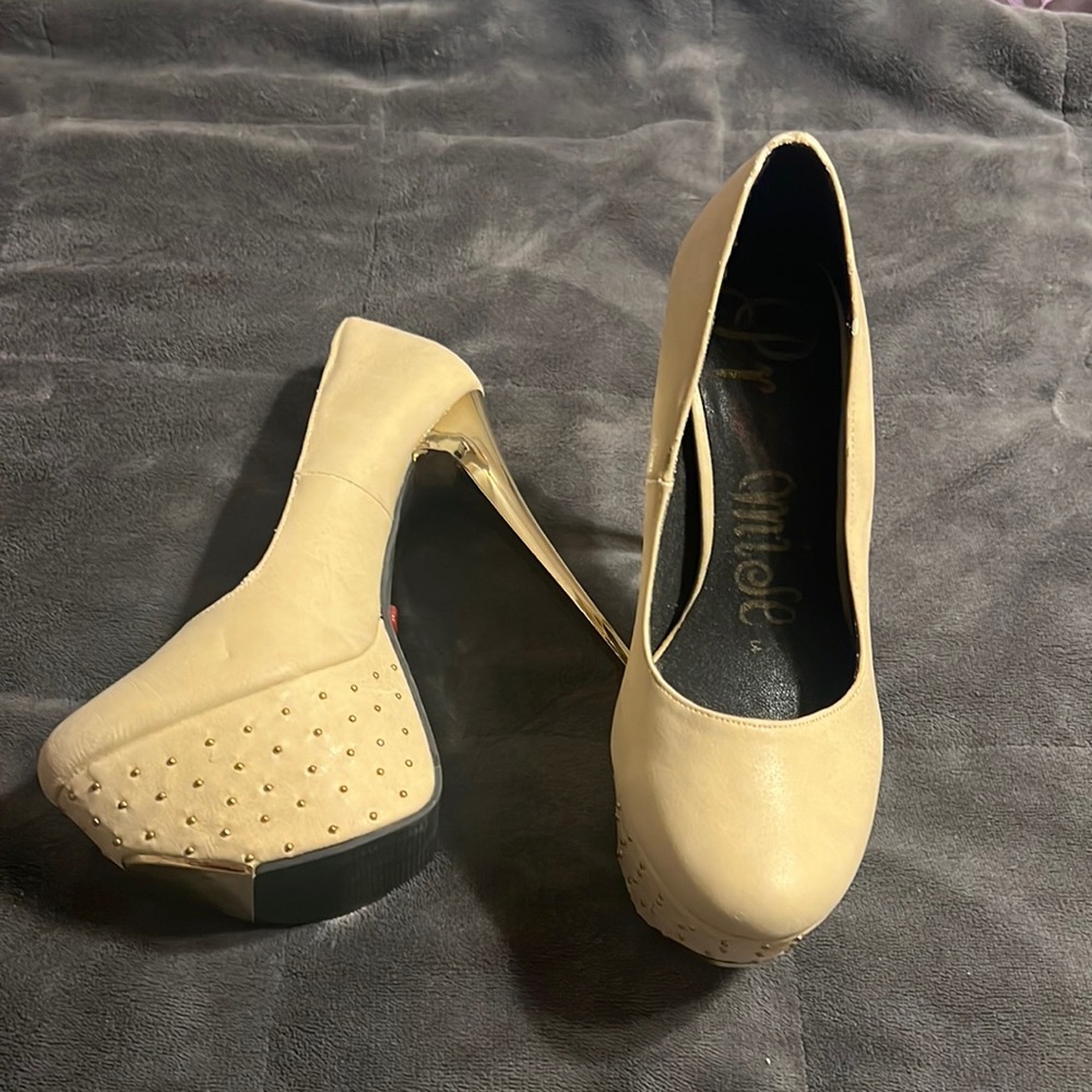 Size 6 never worn Promise heels. No box